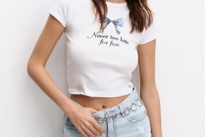 WHITE T-SHIRT WITH BOW AND SLOGAN